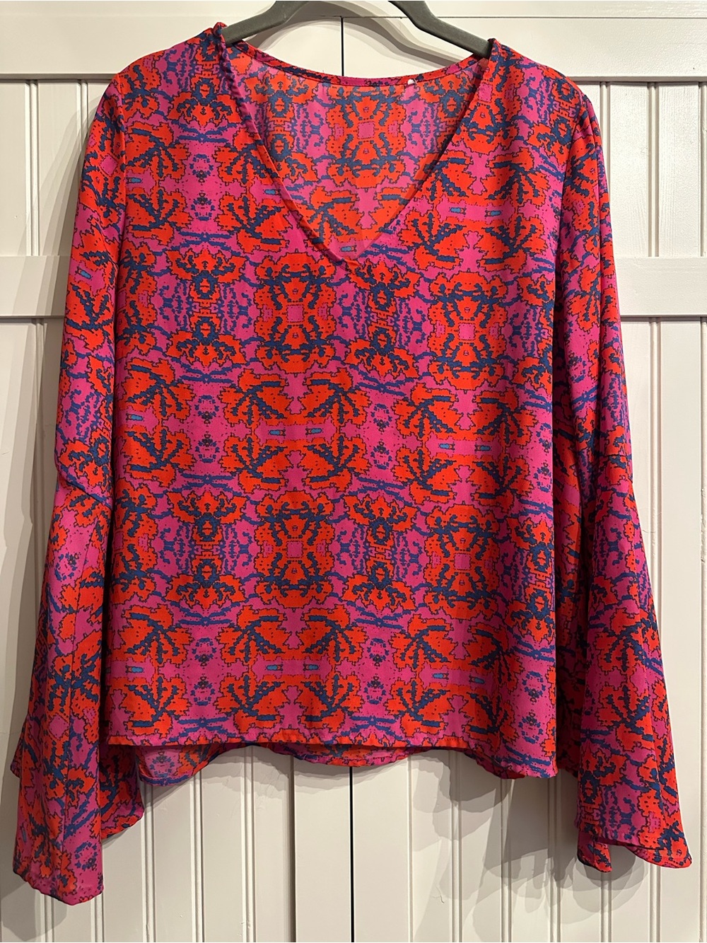 Collective Concepts Pink and Red Printed V-Neck Long Bell Sleeve Top Size Small